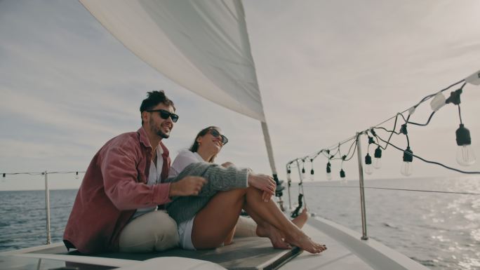 SLO-MO：一对富裕的年轻夫妇在帆船甲板上休息