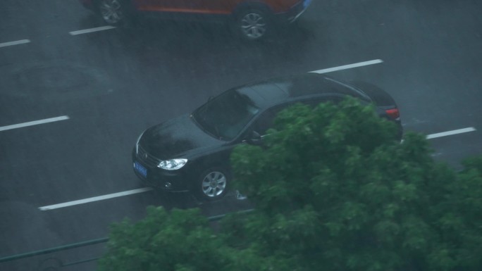 雨中黑色大众轿车