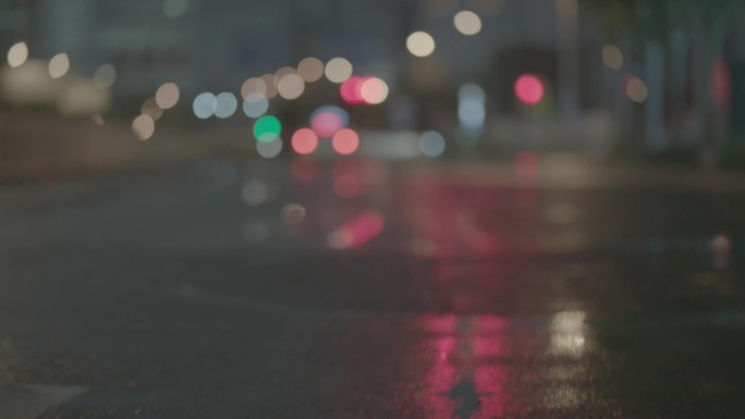 都市夜景 霓虹灯光 雨后湿滑路面