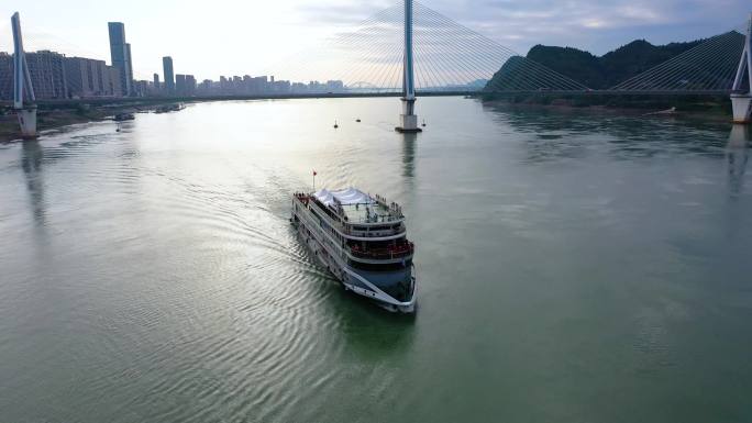 宜昌游轮在江上航行4K航拍大景