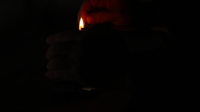 深夜划火柴点燃蜡烛照明