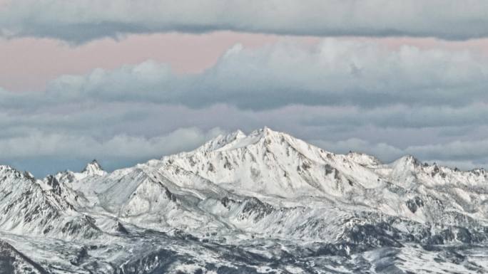 航拍四川冷碛镇牛背山塔公草原雅拉雪山