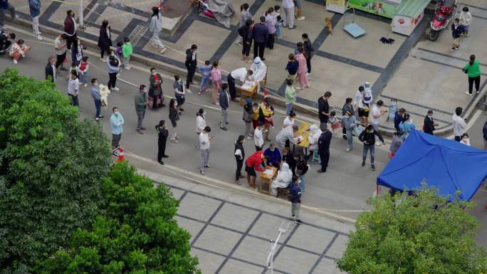 小区排队做核酸检测延时