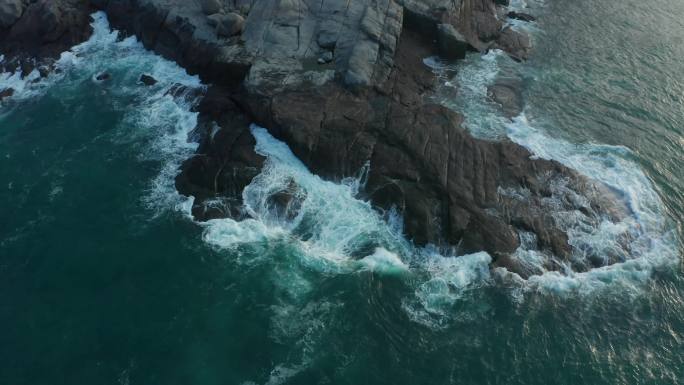 海浪冲击岩石 航拍4k平潭岛