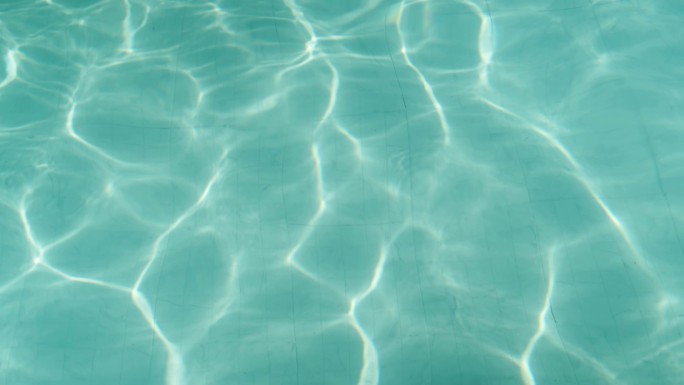 在游泳池中，水以入射光的模式波动。