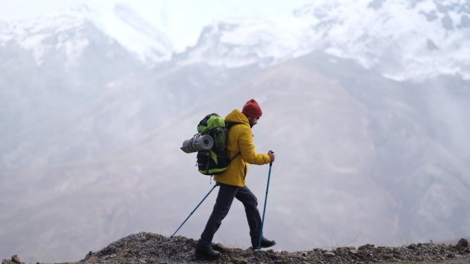 站在山顶山坡上的登山者