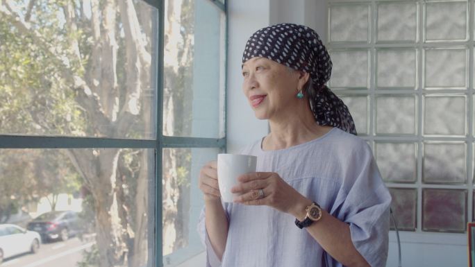 癌症患者正在品尝一杯茶
