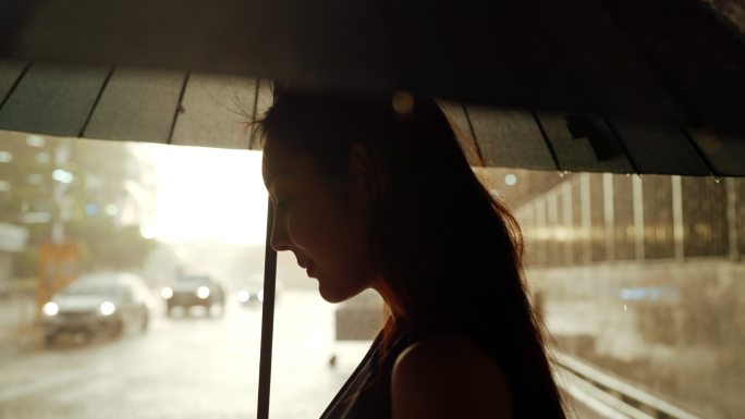 孤独的感觉，悲伤的女商人，撑着雨伞站在大雨中