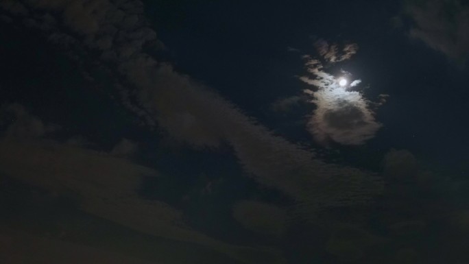 夜晚天空云层缓慢移动 明月当空照 月亮云