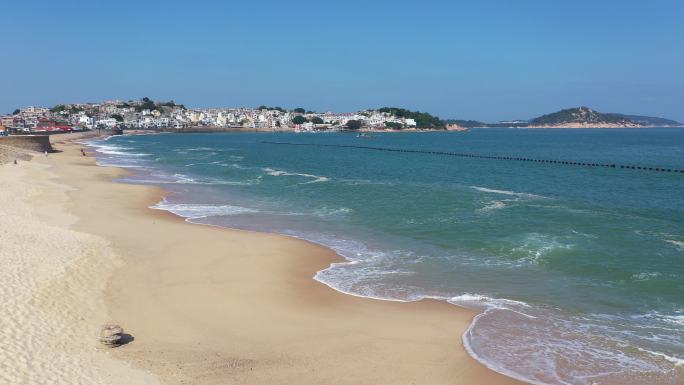 大海航拍沙滩海岸线海边沙滩旅游小镇渔村