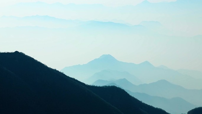 连绵的燕山山脉