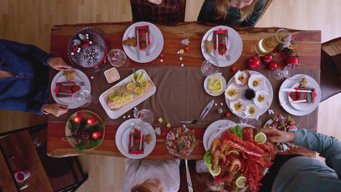 圣诞晚餐：三文鱼柳、扇贝、龙虾、虾和圣诞蛋糕