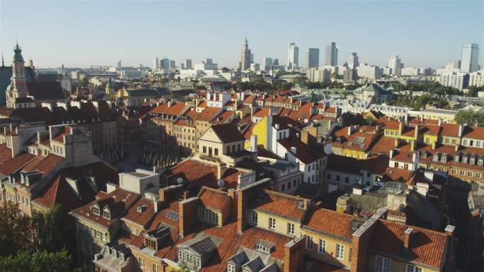 华沙老城鸟瞰图，远处的天际线。砖房和狭窄的街道