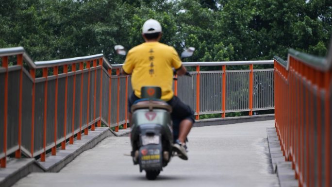 疫情下的成都26-骑电动车过天桥的男人
