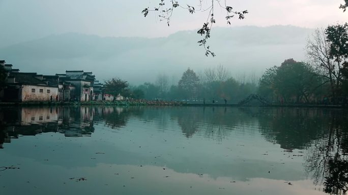 清晨时分的宏村南湖