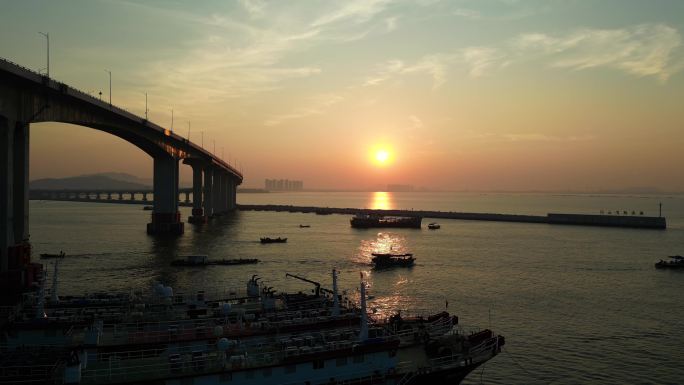 海湾大桥跨海大桥海边夕阳日出渔港渔船
