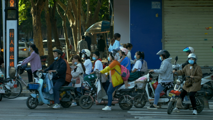 骑自行电动车上班族-奋斗早晨-赶路的行人