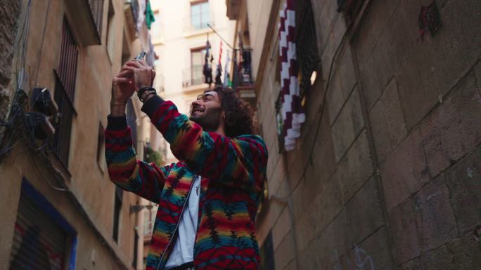 一个年轻人，一名游客在巴塞罗那的哥特式建筑区拍照