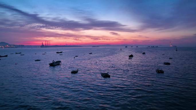 清晨 大海 海湾 渔船海面
