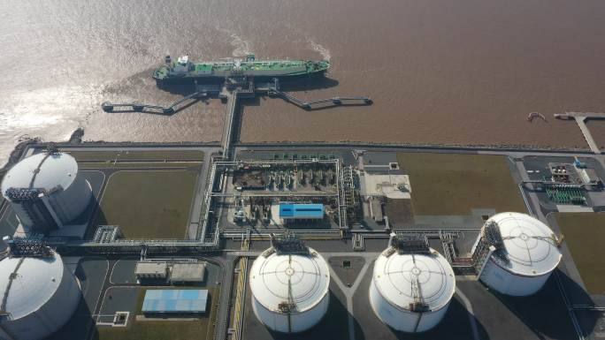 系泊在码头上的液化天然气（LNG）油轮的实时/鸟瞰图