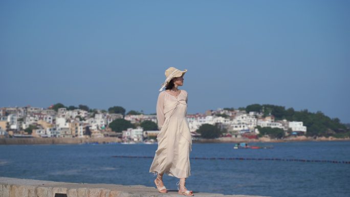 美女模特走在海边看风景一个人旅游散步散心