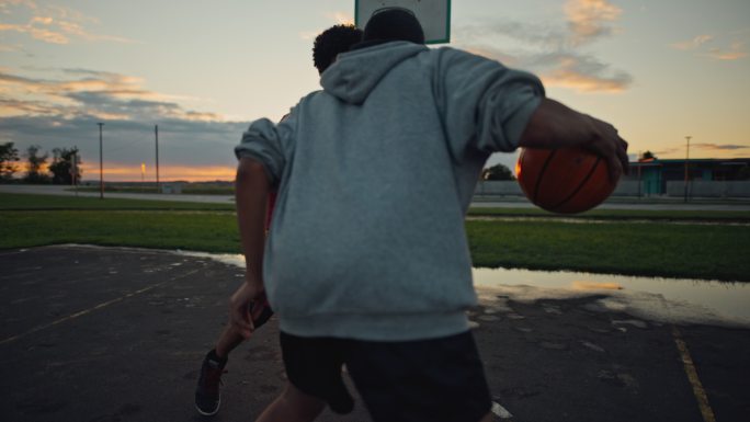 斯洛和莫：两个年轻人在夕阳下打篮球
