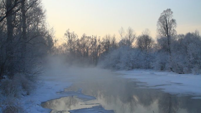 雪原冰河雾气迷漫