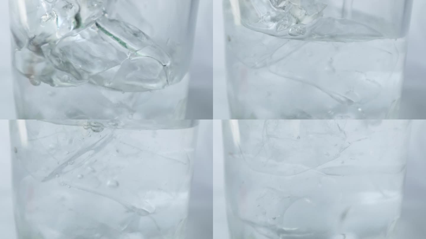 以慢动作将水倒入冰玻璃中。