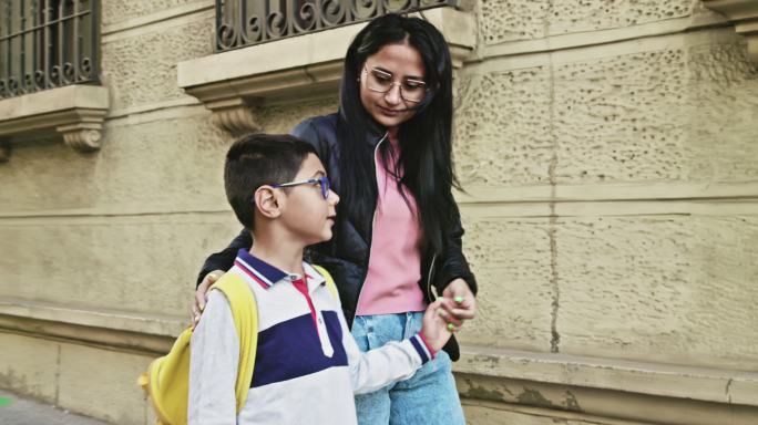 母亲带着年幼的儿子去上学