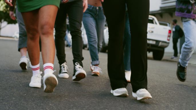 一组年轻人在城市里一起散步的4k视频片段