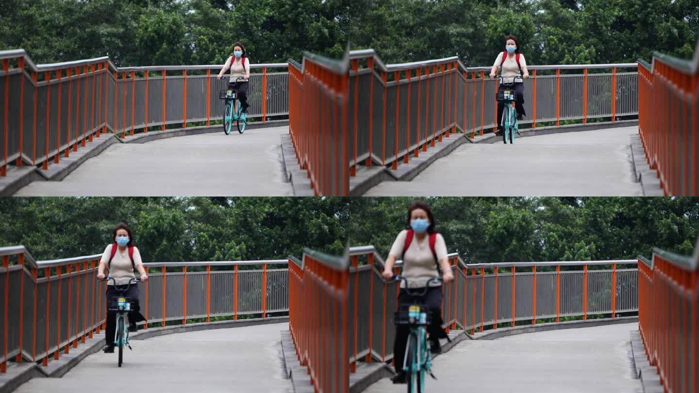 疫情下的成都25-骑自行车过天桥的女人