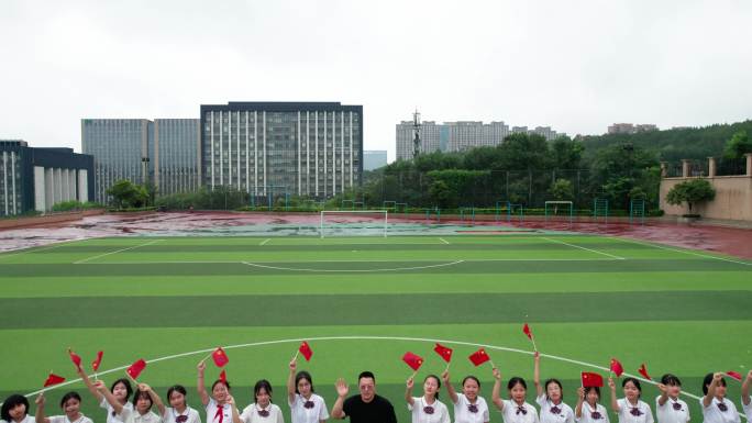 小学生毕业 小学生挥舞红旗