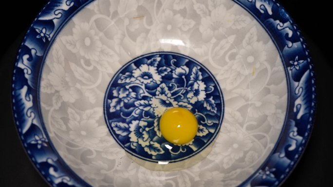 鹌鹑蛋磕鹌鹑蛋蛋黄打蛋液