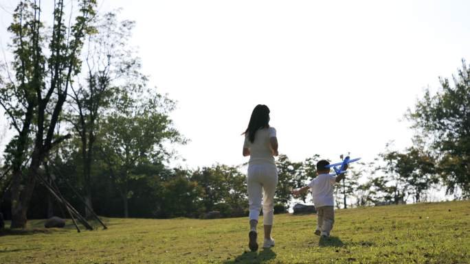 4K妈妈和儿子在公园放纸飞机04