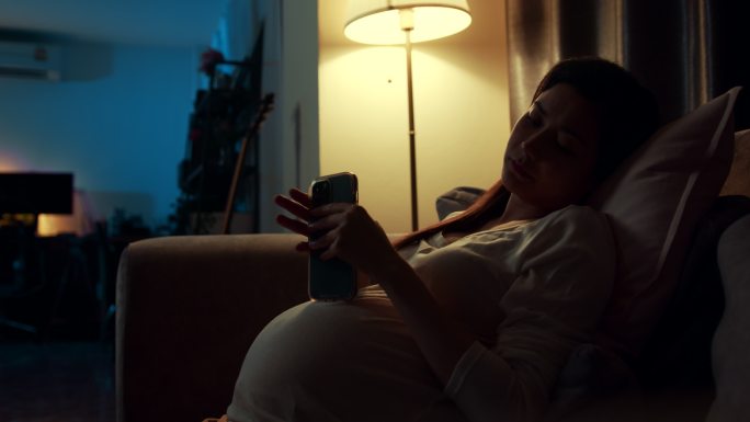 孤独：孕妇晚上感到忧虑和沮丧