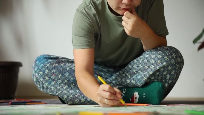 家中的艺术项目孩子画画彩绘创作作品