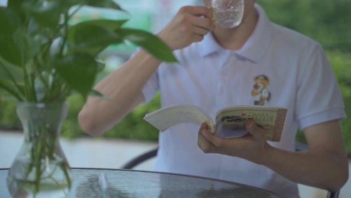 下雨天喝茶看书