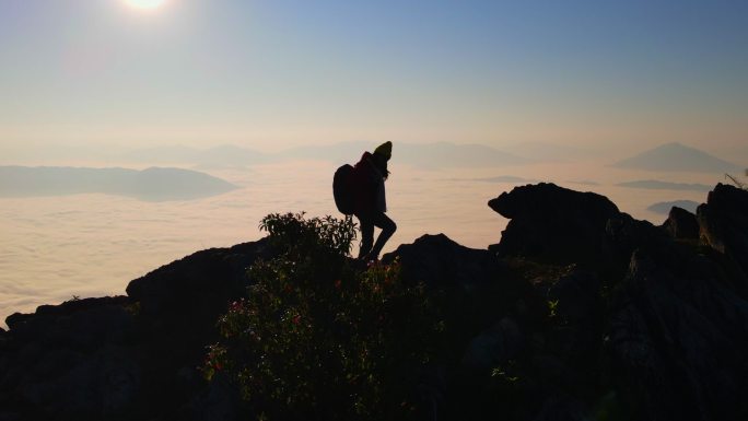 走在天堂上登上山顶积极进取爬山