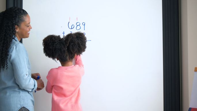 母亲在家教育女儿，在白板上做数学