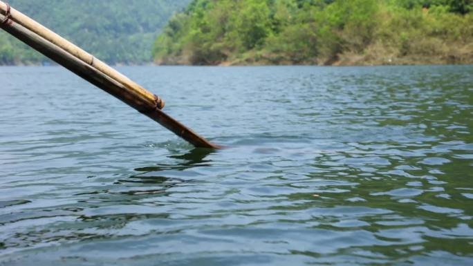 实拍村民划船 撑桨 荡漾