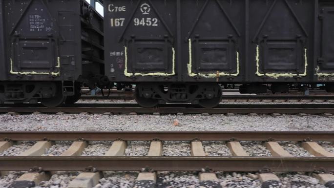 火车行驶煤车车皮运输煤炭能源