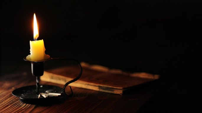 书案上的烛台被风吹动的烛火