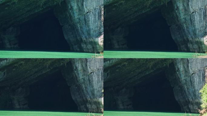 乌江上的神秘洞穴