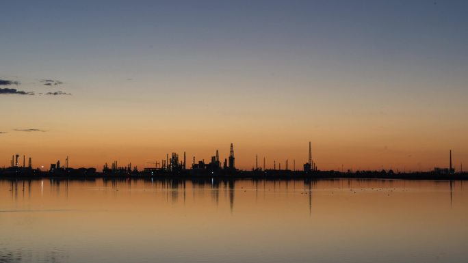 石油化工厂水面夜转日日出