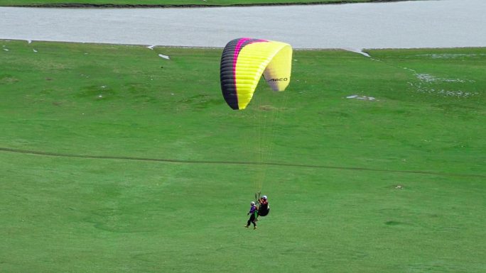 草原上的滑翔伞