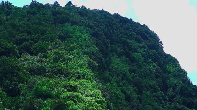 陡峭山崖上的光影变幻