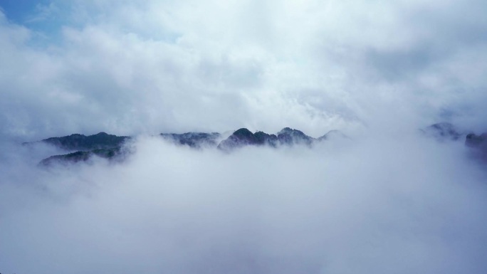 陡峭高耸的山峰