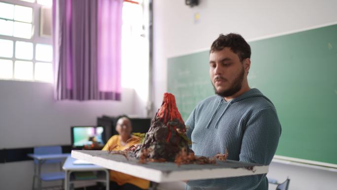 一个年轻的学生在教室里做关于火山的报告