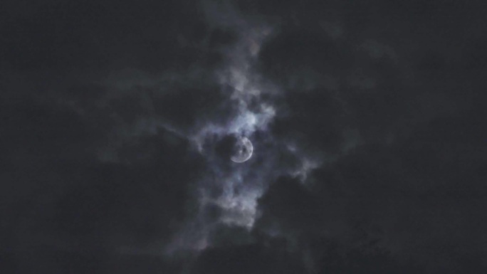 4k乌云中穿梭的月亮02