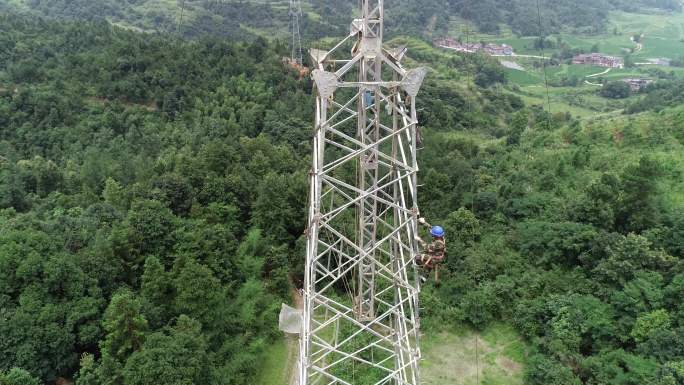 电力工人爬塔高空作业航拍